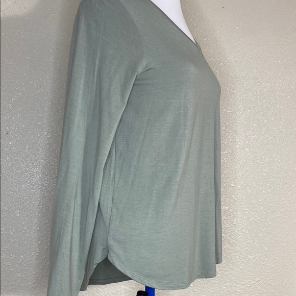 Tahari Green V-Neck Long Sleeve T-shirt NWT Size S - Picture 4 of 9